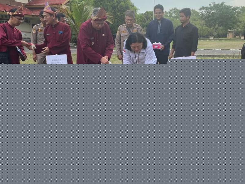 Direktur Perbenihan Kementan Tanam Durian Klamunod di Kantor Bupati Bangka Barat