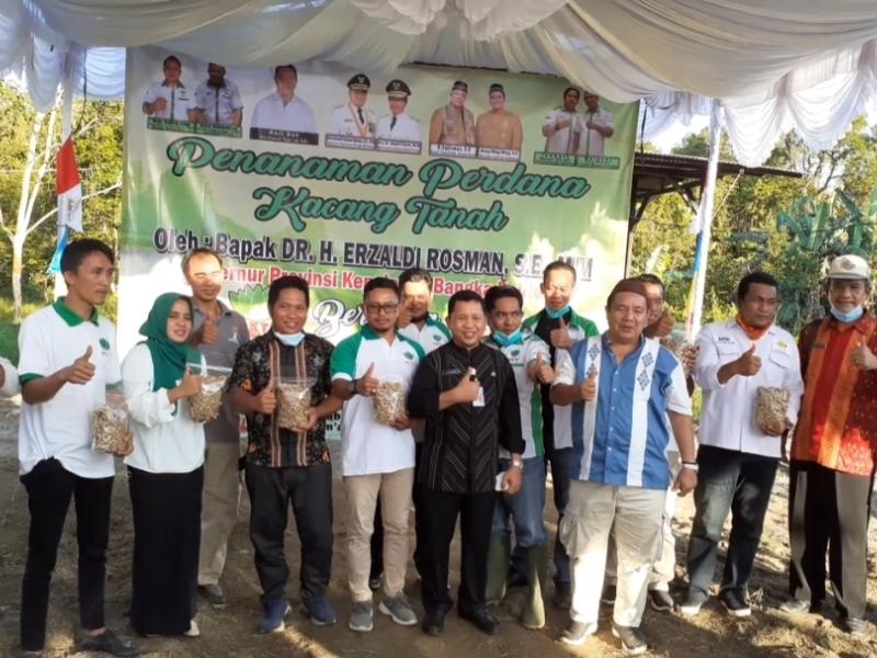 Wakili Gubernur, Kepala DPKP Babel Tanam Perdana Kacang Tanah di Air Belo