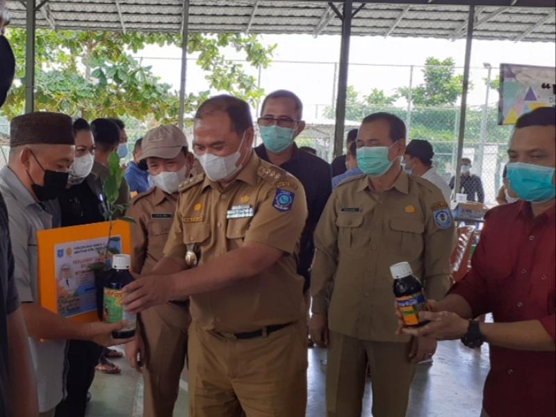 Kunjungi Desa Bencah, Gubernur Ezaldi dan Kepala Dinas Pertanian Babel Bagikan Benih Lada Gratis kepada Petani