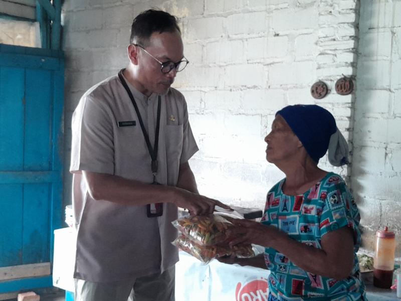 Hasil Panen Cabai GENCAR dibagikan ke Pedagang Makanan, Bik Acit: Terima kasih Pak Gubernur 