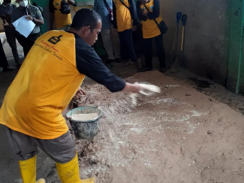 Peternak Desa Pusuk Belajar Buat Pupuk Organik dari Kotoran Sapi