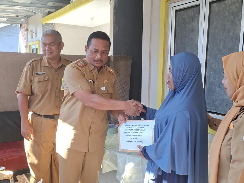 Ringankan Beban Duka, Pj Sekda Babel Serahkan Santunan Tali Asih kepada Keluarga Almarhum Reshansa 
