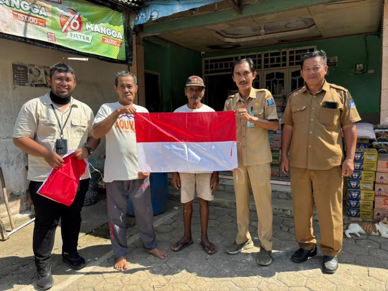 Kobarkan Semangat Kemerdekaan, UPTD Balai Benih Pertanian Babel Bagikan Bendera Merah Putih kepada Warga