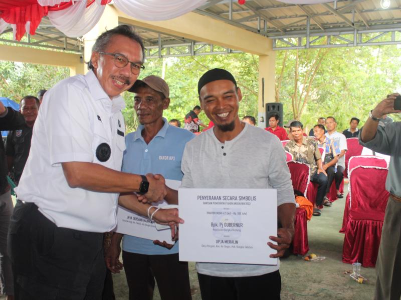 Pj Gubernur Ridwan Djamaludin Serahkan Alsintan Kepada Petani Sawah di Babel