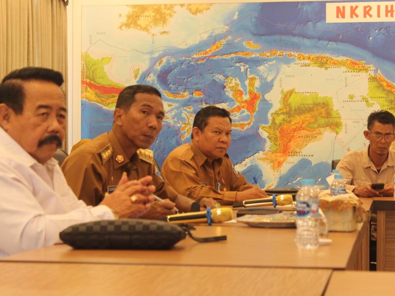 Bahas Harga TBS, Pj Gubernur Babel Kumpulkan Perusahaan dan Petani Kelapa Sawit