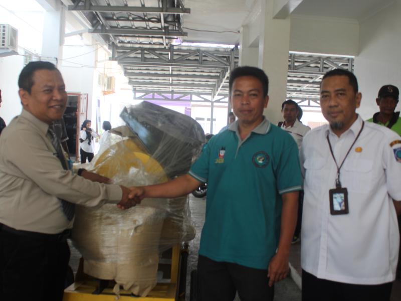 Dinas Pertanian Babel Serahkan Cultivator dan Power Thresher pada Petani