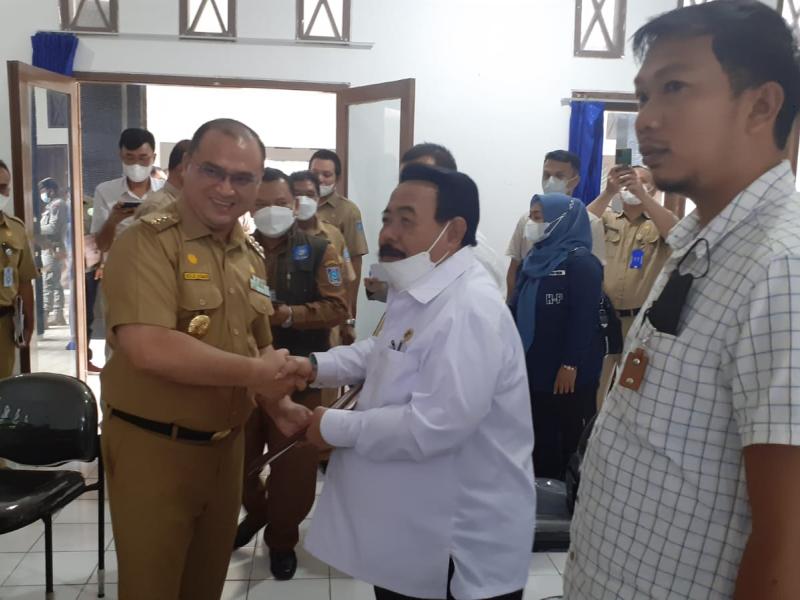 Gubernur Erzaldi Serahkan Sertifikat Klasifikasi Kebun Kepada Lima Perusahaan Sawit 