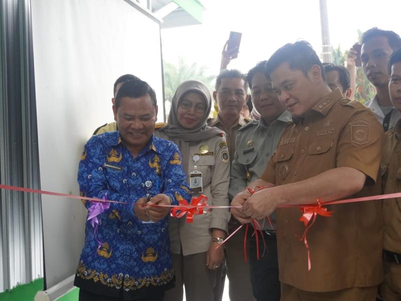 Wabup Bong Ming Ming dan Kepala Dinas Pertanian Babel Resmikan Penggunaan Bangsal Pasca Panen Cabai di Kayu Arang  
