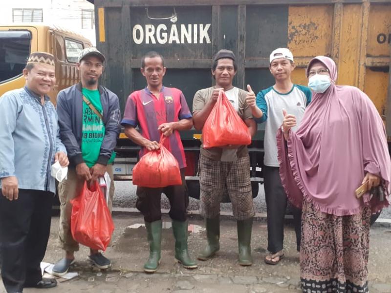 Dinas Pertanian Babel Bagikan Bahan Pangan Pokok pada Petugas Kebersihan dan Pemulung