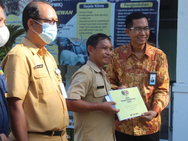 Pemenang Tenis Meja di Dinas Pertanian Babel Diganjar Bonus Uang dan Voucher Menginap di Hotel