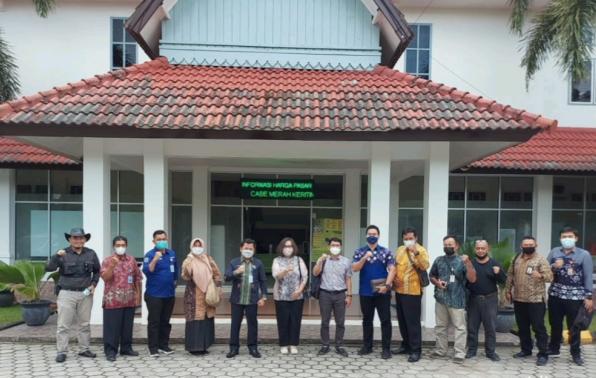 Tim Balitbangda Kalimantan Selatan foto bareng Kepala Dinas Pertanian dan Ketahanan Pangan Provinsi Kepulauan Bangka Belitung. Foto/Teks: Hairil Anwar