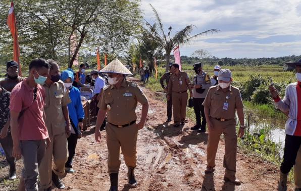 Gubernur Kepulauan Bangka Belitung Dr H Erzaldi Rosman SE MM didampingi Kepala Dinas Pertanian dan Ketahanan Pangan Provinsi Kepulauan Bangka Belitung Juaidi Rusli SP MP menyusuri ruas jalan yang membelah areal sawah Desa Pergam dan Desa Serdang, Selasa (15/06/2021)