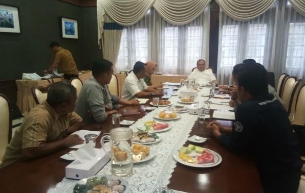 Gubernur Kepulauan Bangka Belitung Dr Erzaldi Rosman SE MM menggelar rapat terbatas pendistrbusian benih lada dan kelapa sawit, Sabtu (14/12)