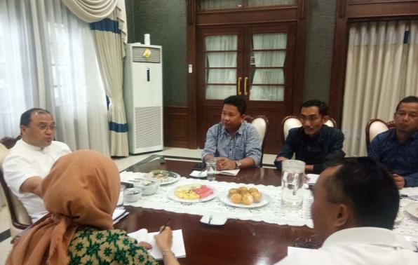 Gubernur Kepulauan Bangka Belitung Dr Erzaldi Rosman SE MM menggelar rapat terbatas pendistrbusian benih lada dan kelapa sawit, Sabtu (14/12)
