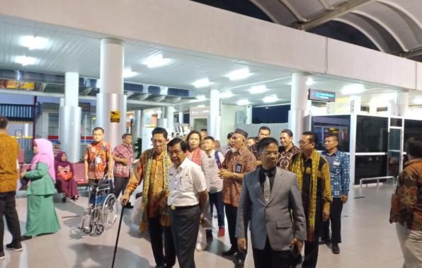 Duta Besar Indonesia untuk Senegal Mansyur Pangeran (memegang tongkat) disambut Wakil Gubernur Kepulauan Bangka Belitung Drs H Abdul Fatah MSi (kemeja putih) ketika tiba di Bandara Depati Amir Pangkalpinang, Kamis (2/1) sore kemarin. Fotografer: Wahyu Prastya. Teks: Han Arifin