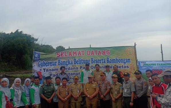Gubernur Kepulauan Bangka Belitung Dr H Erzaldi Rosman SE MM foto bersama usai melakukan penanaman perdana padi organik di Desa Kemuja Kecamatan Mendo Barat Kabupaten Bangka, Senin (13/1/2020). Foto: Wahyu Prastya. Teks: Han Arifin