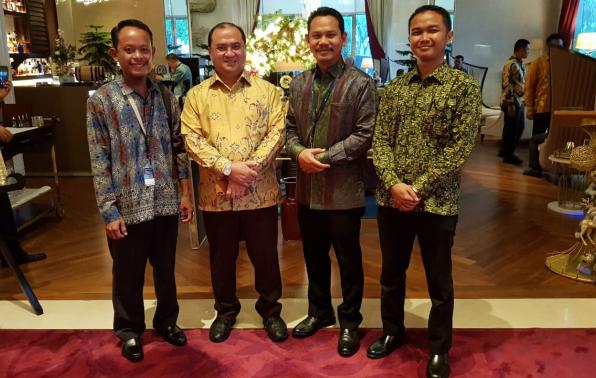 Pengurus Kelompok Tani Makmur foto bersama Gubernur Kepulauan Bangka Belitung Dr H Erzaldi Rosman SE MM usai penganugrahan BI Award Tahun 2019