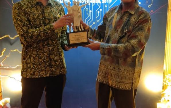 Ketua Kelompok Tani Makmur Rahmad Kadarta memperlihatkan penghargaan yang ia terima pada penganugerahan Award Tahun 2019