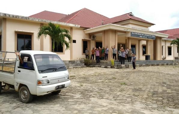 Kepala UPTD PSMB Provinsi Kepulauan Bangka Belitung Dr Wahyudi Himawan SSi MT bersama pegawai di lingkungan unit kerja tersebut melambaikan tangan saat melepas keberangkatan mantan Kepala UPTD PSMB Gunawan SP MSi yang mendapat tugas baru sebagai Kepala Bidang Distribusi Pangan pada Dinas Pangan Provinsi Kepulauan Bangka Belitung