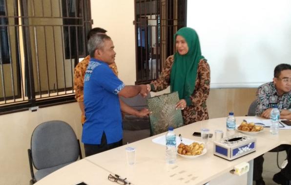 Mantan Kepala UPTD PSMB Provinsi Kepulauan Bangka Belitung Gunawan SP MSi menerima cinderamata dari Kepala Sub Bagian Tata Usaha UPTD PSMB Nadya Maurita