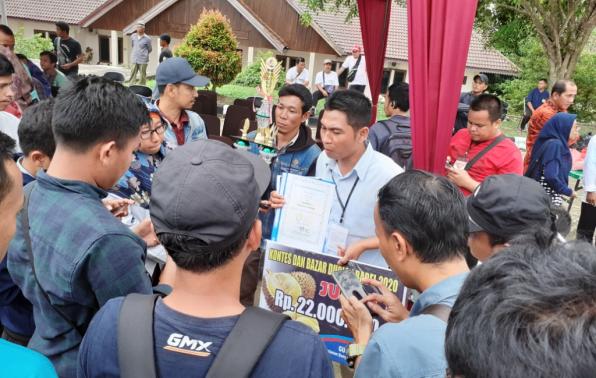 Ardiansyah mewakili Zaimi selaku pemilik Durian Citra Manis diwawancarai wartawan usai ditetapkan sebagai pemenang Kontes dan Bazar Durian Tahun 2020