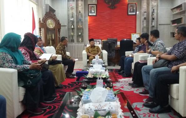 Rombongan Studi Kebijakan Peningkatan Populasi Ternak melalui integrasi Sawit – Sapi dipimpin Kepala Dinas Pertanian Provinsi Kepulauan Bangka Belitung Juaidi Rusli diterima Wakil Bupati Kotawaringin Barat Ahmadi Riansyah di ruang kerjanya. Rombongan Studi Kebijakan Peningkatan Populasi Ternak melalui integrasi Sawit – Sapi dipimpin Kepala Dinas Pertanian Provinsi Kepulauan Bangka Belitung Juaidi Rusli diterima Wakil Bupati Kotawaringin Barat Ahmadi Riansyah di ruang kerjanya.