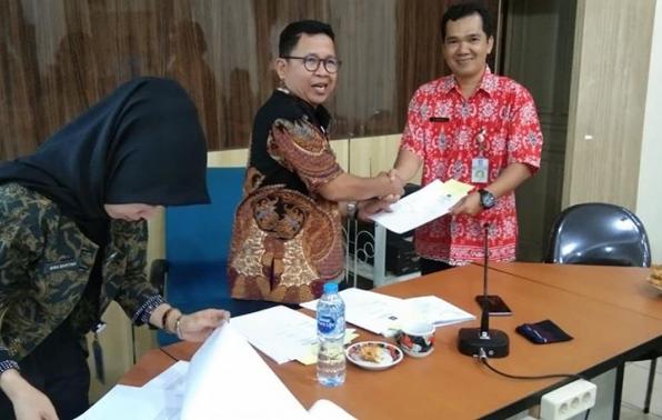 Kepala Dinas Pertanian Provinsi Kepulauan Bangka Belitung Juaidi Rusli SP MP menyerahkan dokumen anggaran tahun 2020 kepada Kepala Seksi Pengolahan dan Pemasaran Hasil Tanaman Pangan dan Hortikultura Kardi SP pada Rapat Evaluasi Kegiatan Tahun 2019, Kamis (9/1). Foto: Dian Angraini. Teks: Han Arifin
