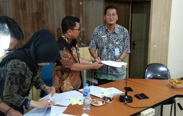 Kepala Dinas Pertanian Provinsi Kepulauan Bangka Belitung Juaidi Rusli SP MP menyerahkan dokumen anggaran tahun 2020 kepada Kepala Seksi Pupuk, Pestisida dan Alsintan Lasimin SP pada Rapat Evaluasi Kegiatan Tahun 2019, Kamis (9/1). Foto: Dian Angraini. Teks: Han Arifin