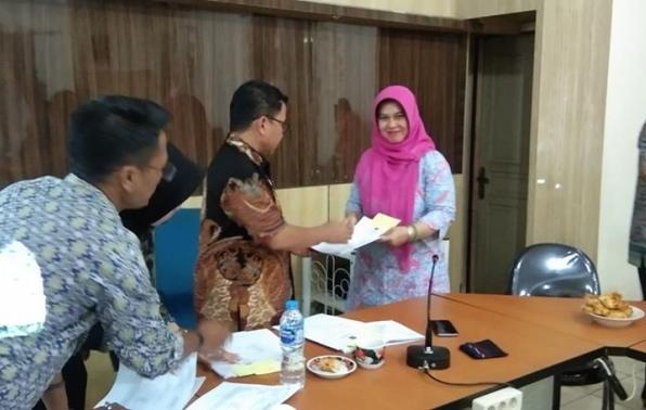 Kepala Dinas Pertanian Provinsi Kepulauan Bangka Belitung Juaidi Rusli SP MP menyerahkan dokumen anggaran tahun 2020 kepada Kepala Bidang Peternakan Ir Nurhayati pada Rapat Evaluasi Kegiatan Tahun 2019, Kamis (9/1). Foto: Dian Angraini. Teks: Han Arifin