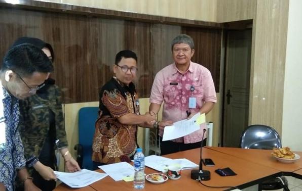 Kepala Dinas Pertanian Provinsi Kepulauan Bangka Belitung Juaidi Rusli SP MP (kedua dari kanan) menyerahkan dokumen anggaran tahun 2020 kepada Kepala Seksi Pelayanan Teknis UPTD Balai Proteksi Tanaman Sugiansyah SP pada Rapat Evaluasi Kegiatan Tahun 2019, Kamis (9/1). Foto: Dian Angraini. Teks: Han Arifin