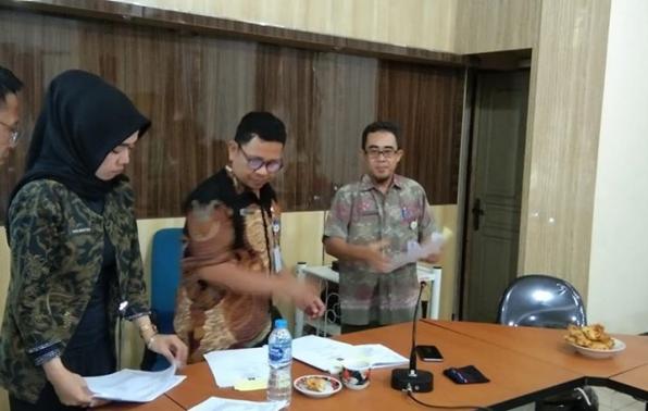 Kepala Dinas Pertanian Provinsi Kepulauan Bangka Belitung Juaidi Rusli SP MP menyerahkan dokumen anggaran tahun 2020 kepada Kepala Seksi Pengawasan Mutu Benih Yusup MSi pada Rapat Evaluasi Kegiatan Tahun 2019, Kamis (9/1). Foto: Dian Angraini. Teks: Han Arifin