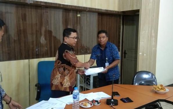 Kepala Dinas Pertanian Provinsi Kepulauan Bangka Belitung Juaidi Rusli SP MP menyerahkan dokumen anggaran tahun 2020 kepada Kepala Bidang Perkebunan Haruldi SP MSi pada Rapat Evaluasi Kegiatan Tahun 2019, Kamis (9/1). Foto: Dian Angraini. Teks: Han Arifin