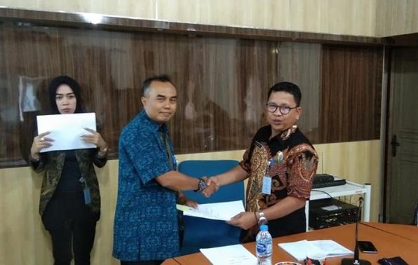 Kepala Dinas Pertanian Provinsi Kepulauan Bangka Belitung Juaidi Rusli SP MP menyerahkan dokumen anggaran tahun 2020 kepada Kepala UPTD Balai Benih Pertanian Drh Judnaidy pada Rapat Evaluasi Kegiatan Tahun 2019, Kamis (9/1). Foto: Dian Angraini. Teks: Han Arifin