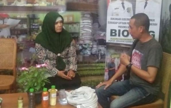 Petugas piket di stand Dinas Pertanian Provinsi Kepulauan Bangka Belitung melayani konsultasi pengunjung pada ajang Babel Fair 2019 di Alun-Alun Taman Merdeka Pangkalpinang. (Foto diambil 1/12). Fotografer: Panitia